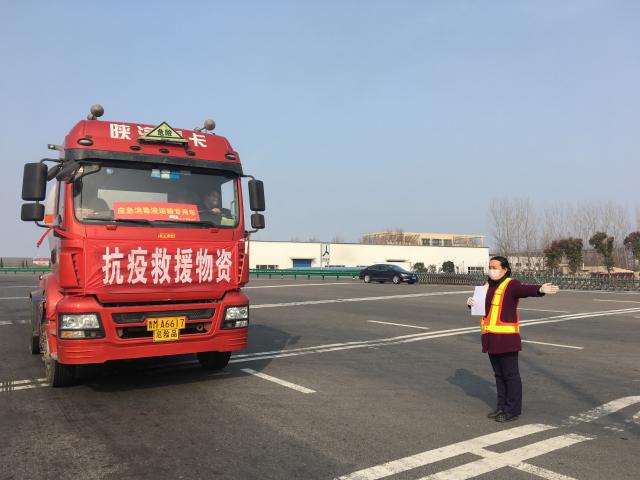 5.蚌埠西站增派人手強(qiáng)化現(xiàn)場疏導(dǎo).jpg